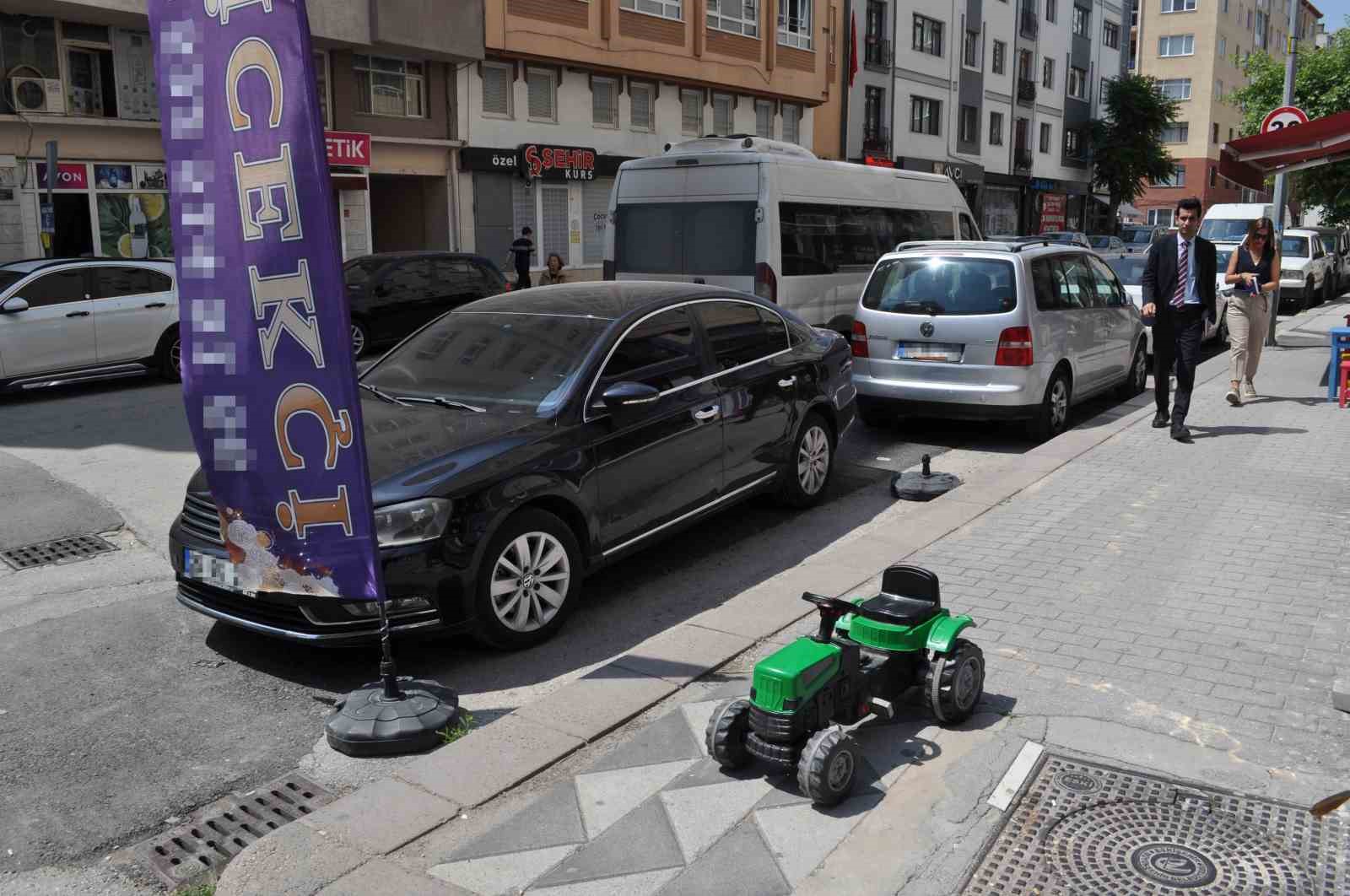 Park yapmak için engel gördüğü esnafın üzerine aracını süren sürücü kameraya yakalandı
