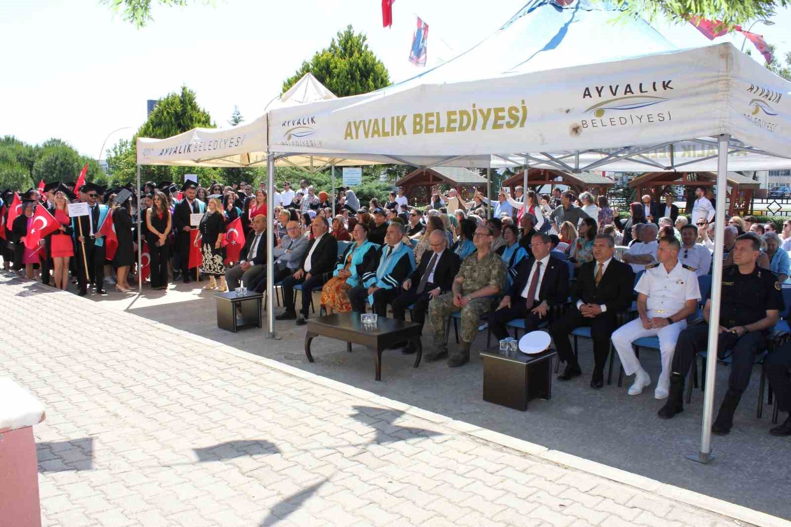 Ayvalık’ta yüksekokul öğrencilerinin mezuniyet sevinci
