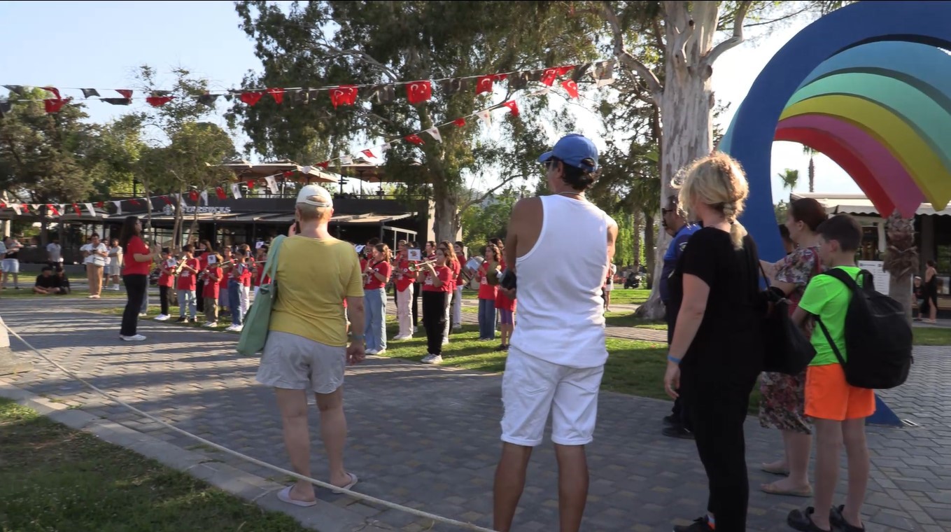 Kemer Belediyesi Gençlik Orkestrası’ndan mini konser
