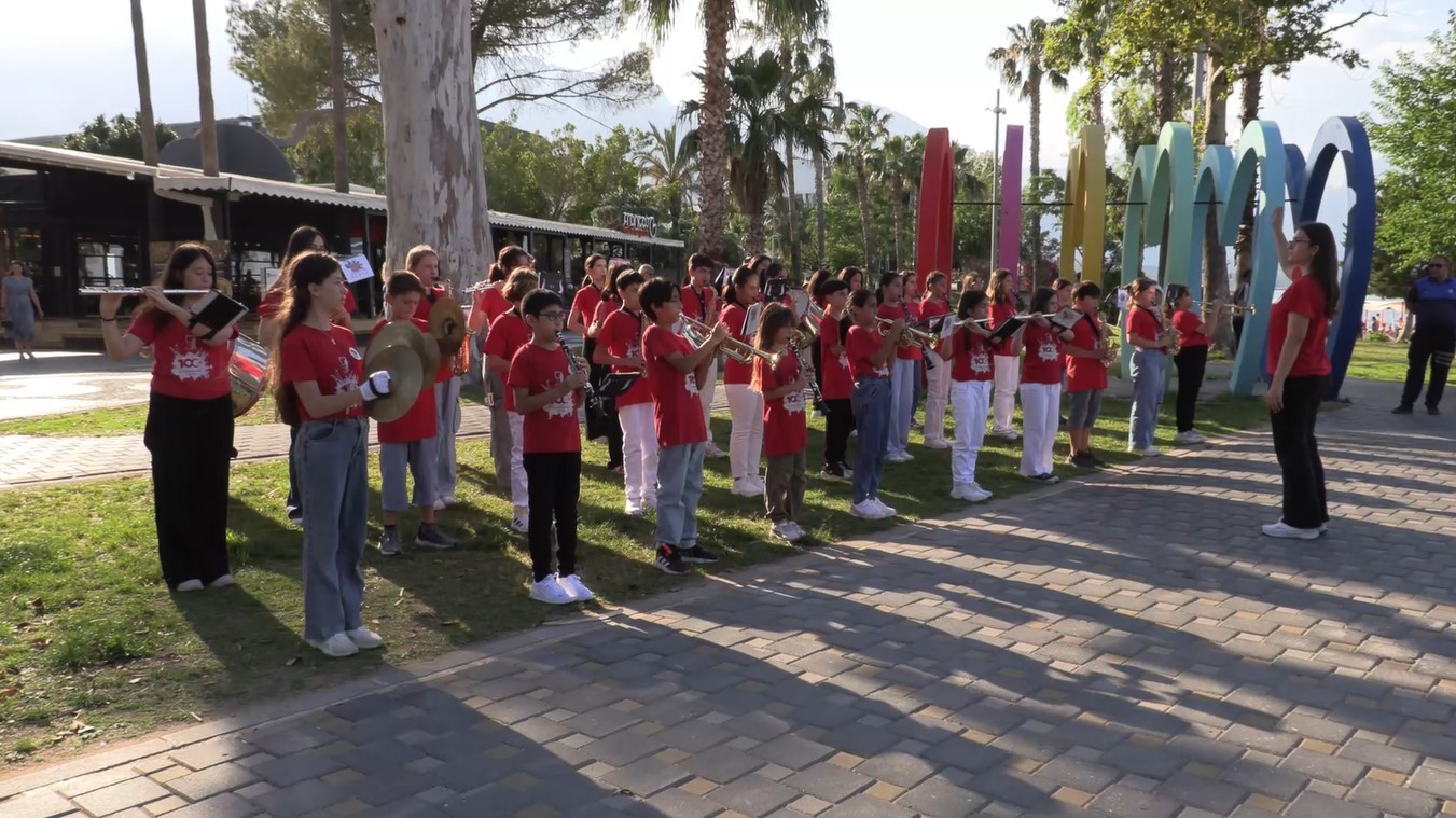 Kemer Belediyesi Gençlik Orkestrası’ndan mini konser
