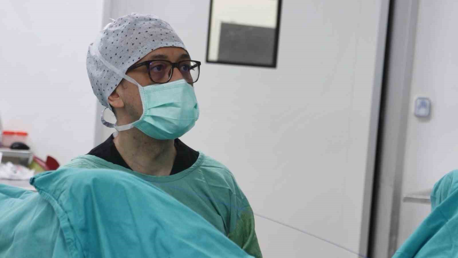 22 yıllık doktor ilk kez şahit oldu: Kapalı yöntemle 350 gram prostat çıkarıldı
