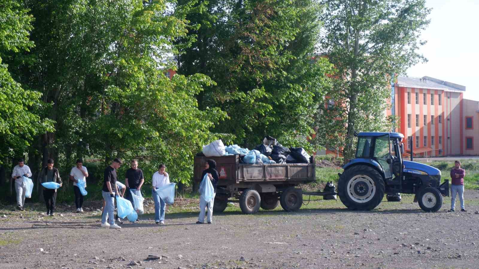 Öğrenciler bir günde kampüste 10 römork çöp topladı
