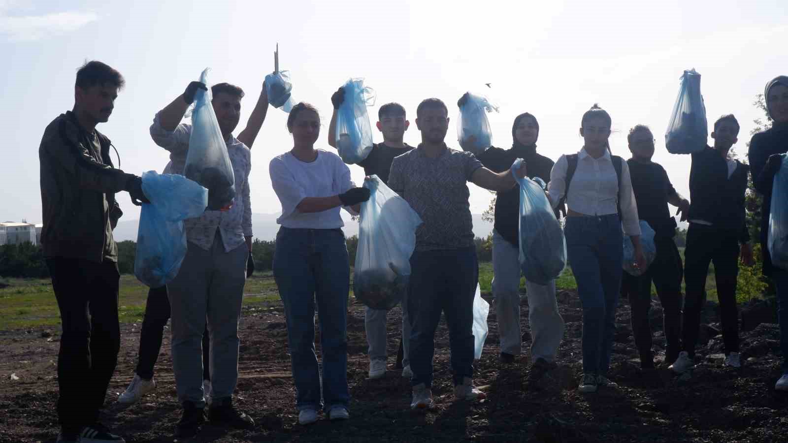 Öğrenciler bir günde kampüste 10 römork çöp topladı
