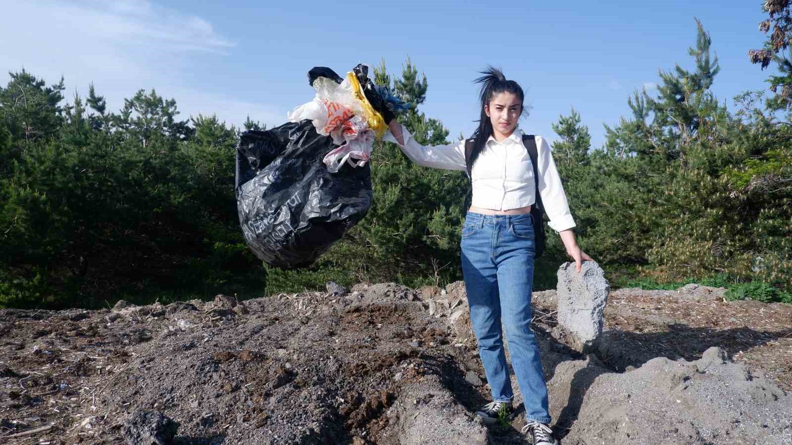 Öğrenciler bir günde kampüste 10 römork çöp topladı
