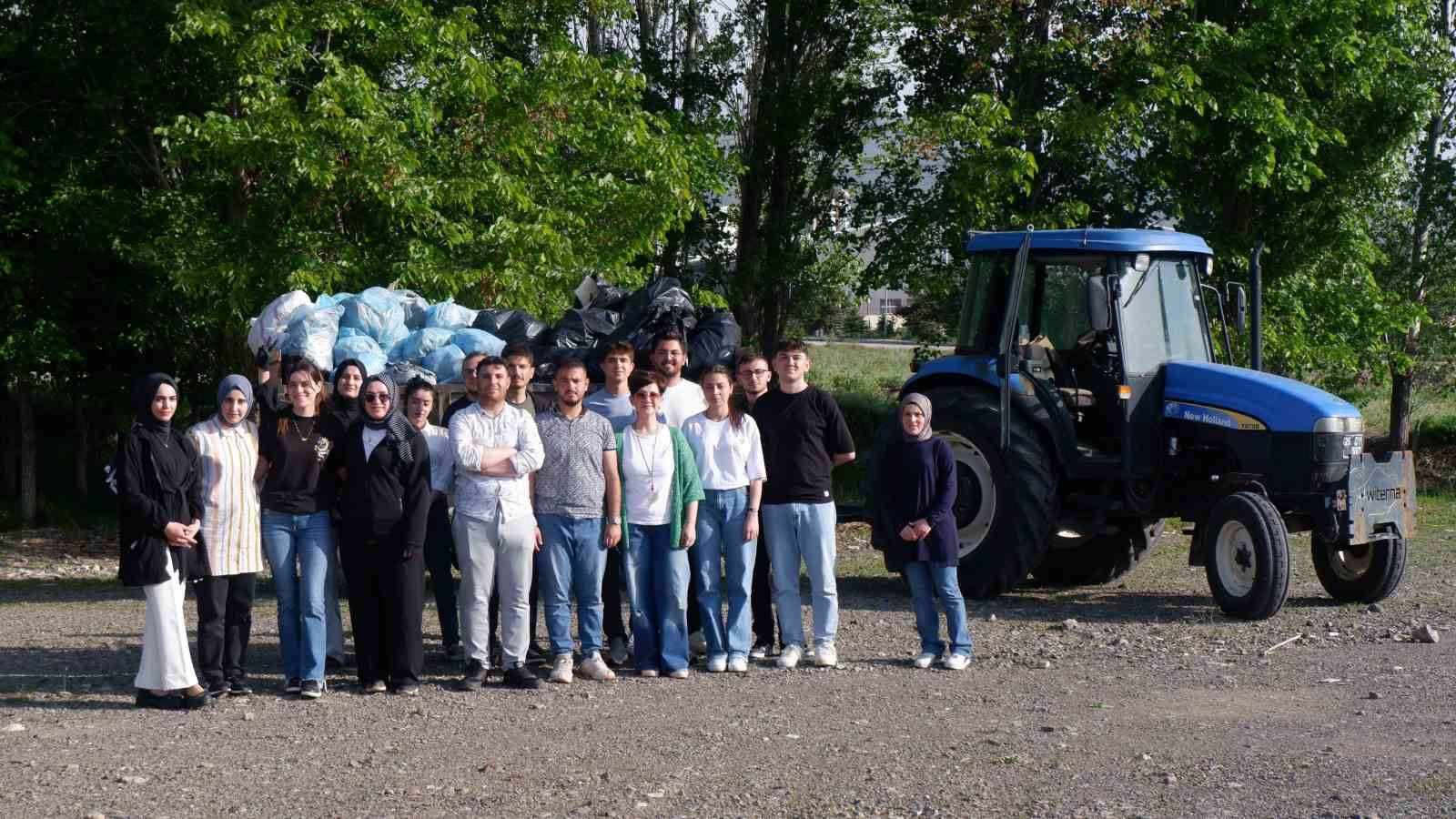 Öğrenciler bir günde kampüste 10 römork çöp topladı
