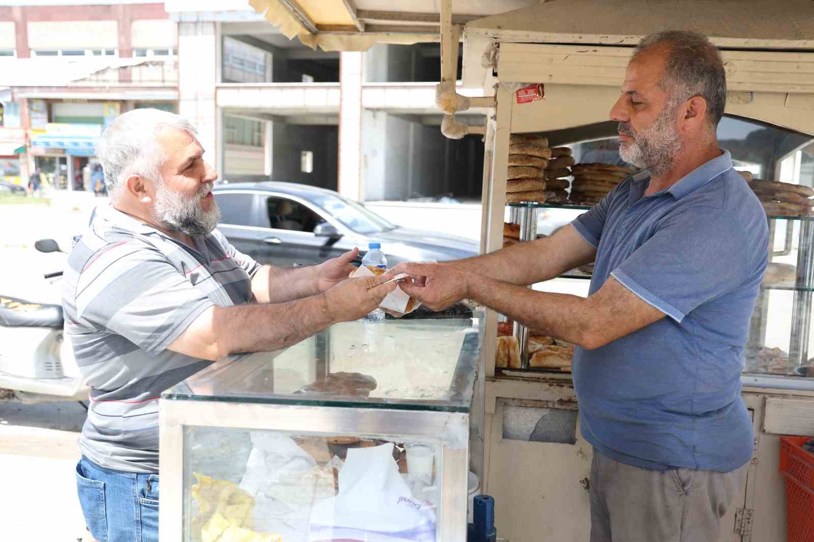 Seyyar aracının camına ‘Allah ölülerine kavuştursun simitçisi’ yazdıran simitçiyi gören bir daha bakıyor
