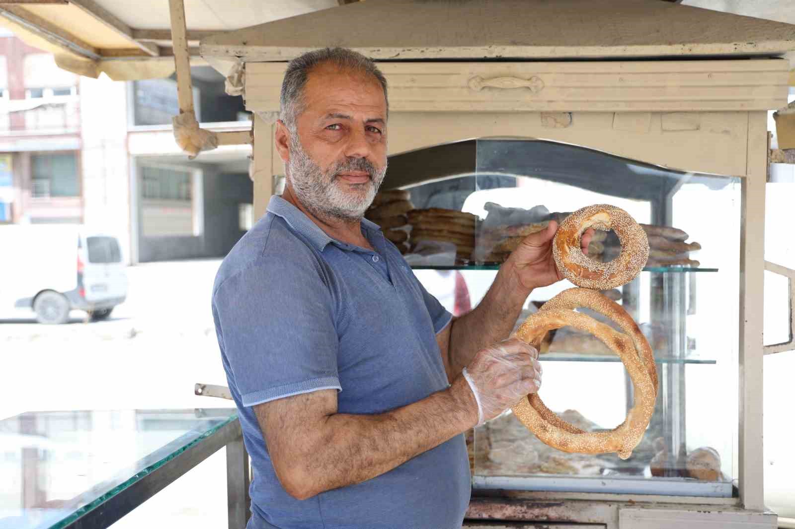 Seyyar aracının camına ‘Allah ölülerine kavuştursun simitçisi’ yazdıran simitçiyi gören bir daha bakıyor
