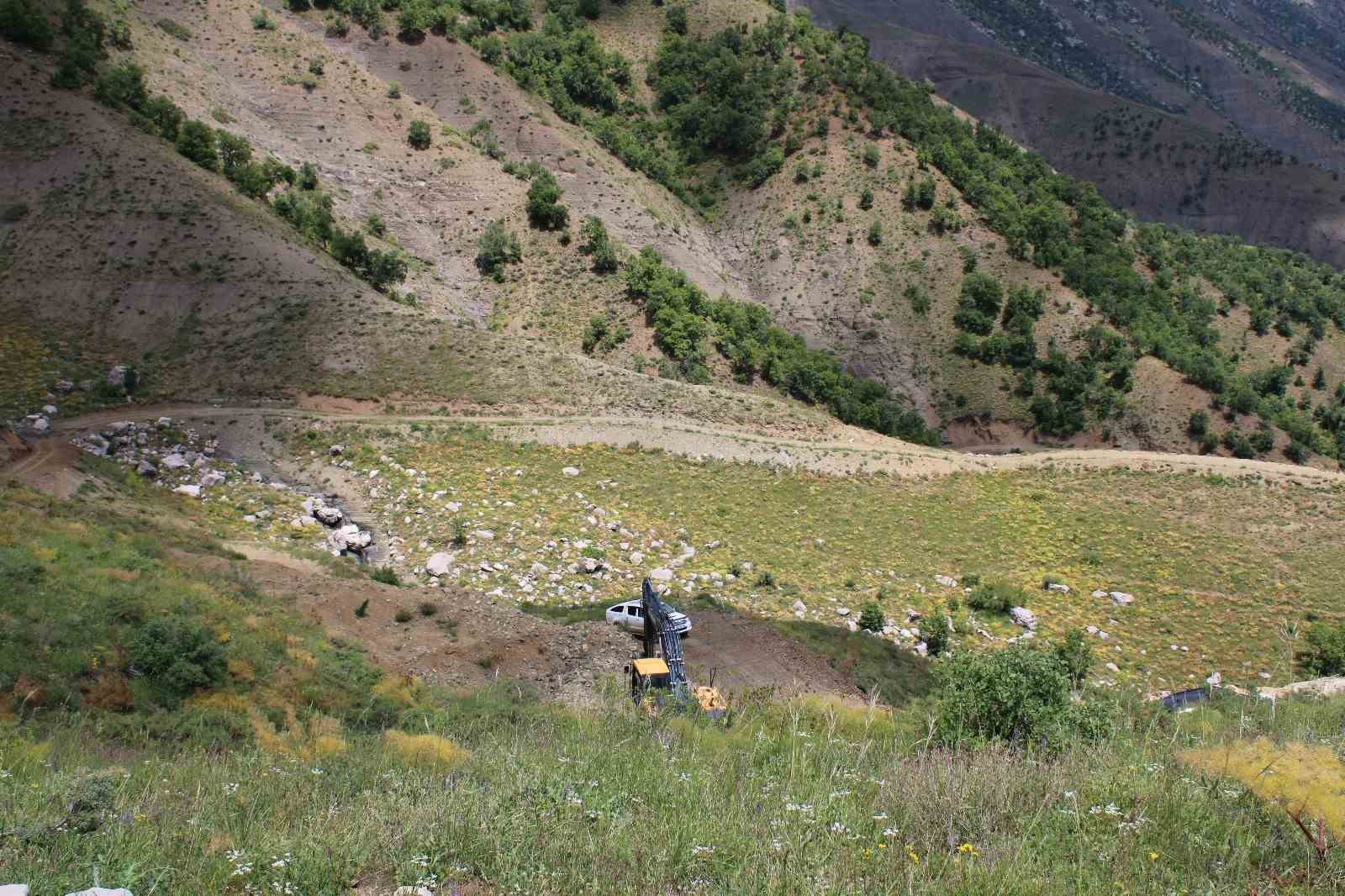 Derecik ilçesinde su ve yol çalışmaları başladı
