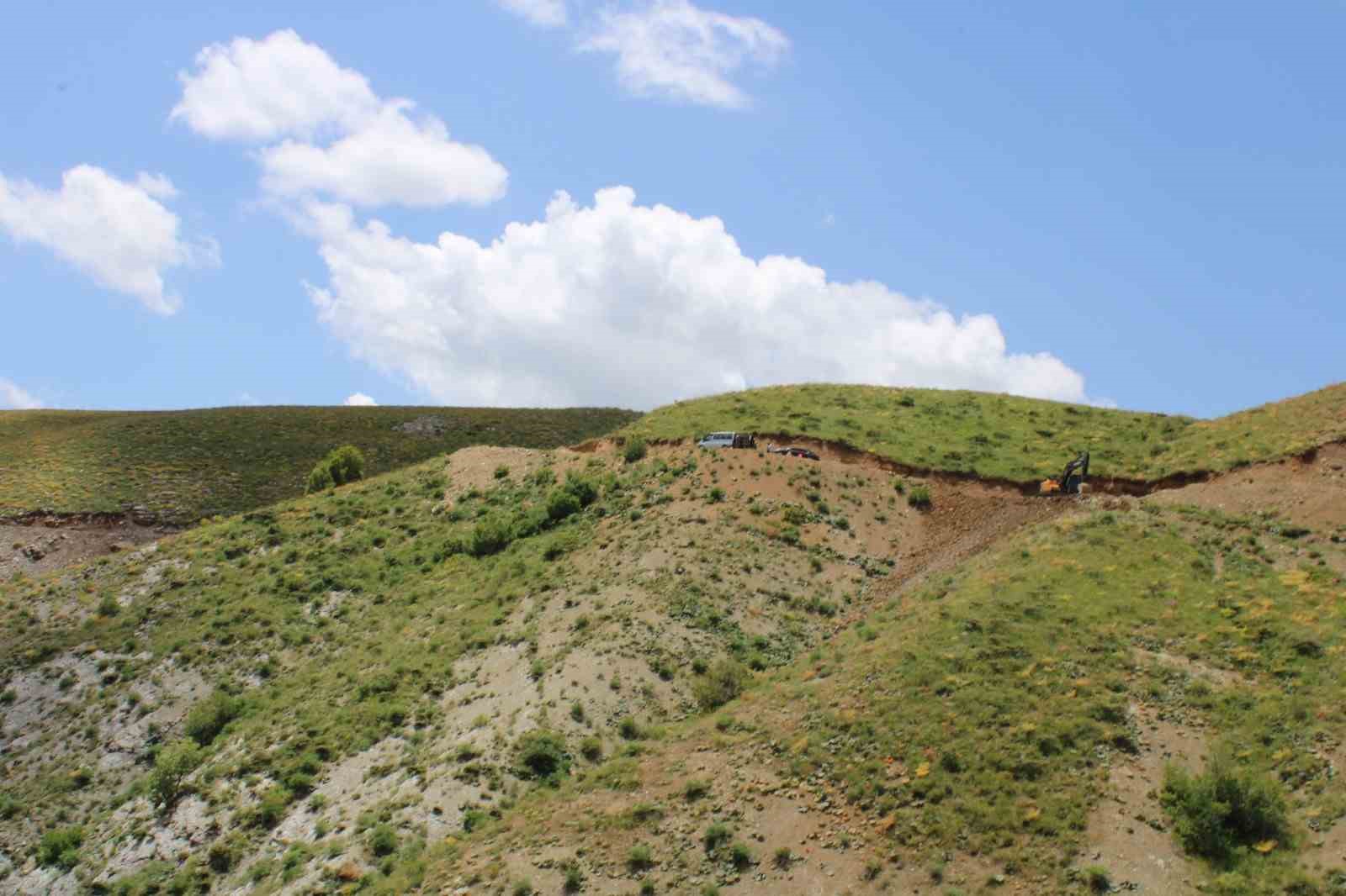 Derecik ilçesinde su ve yol çalışmaları başladı
