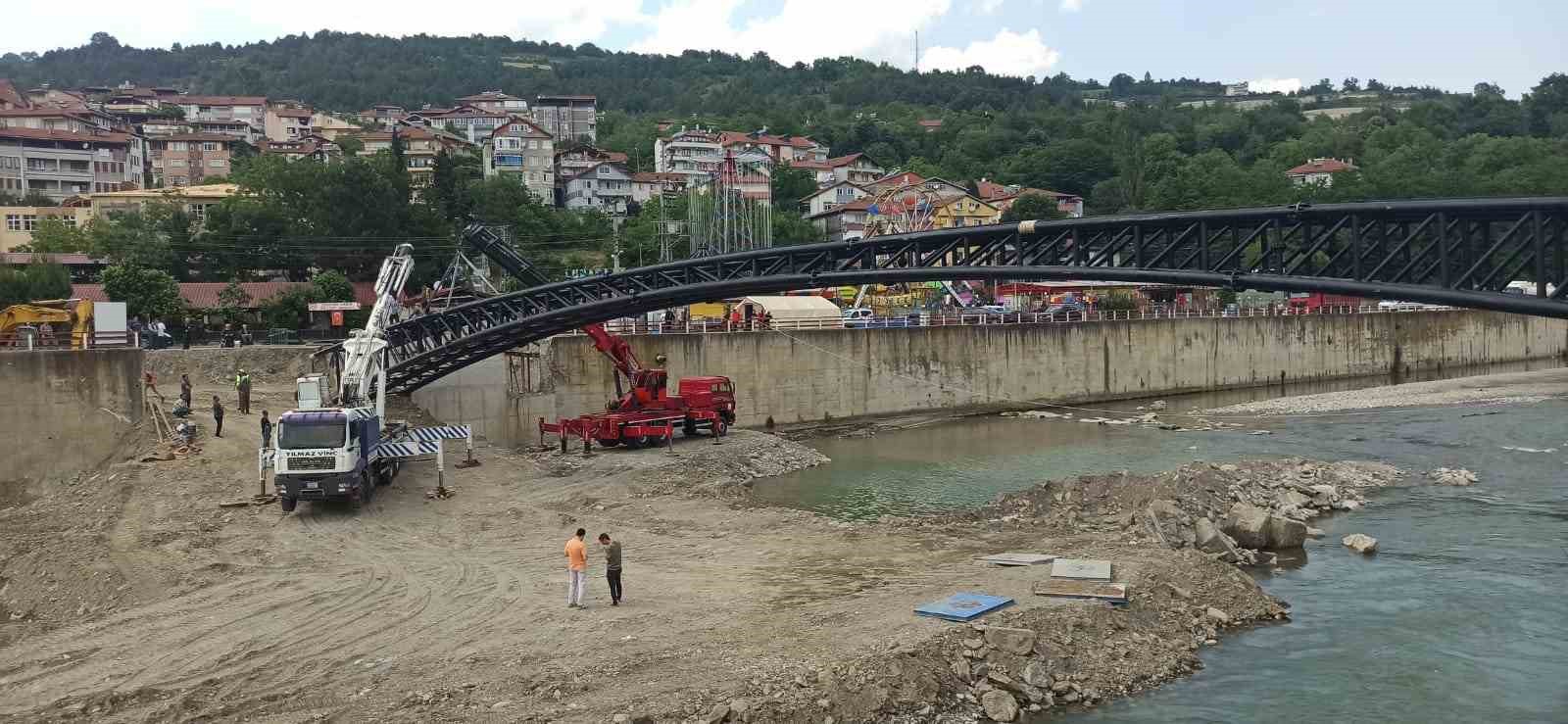 Devrek’te asma köprünün montajına başlandı
