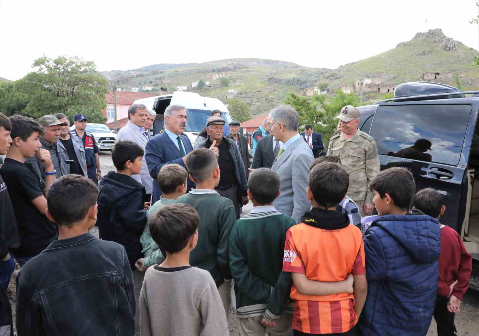 Vali Çelik belde ve köy ziyaretlerine devam ediyor
