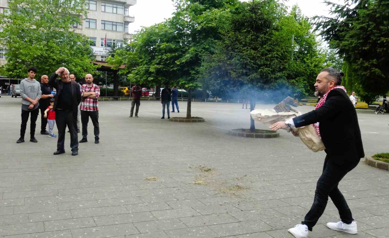 Gazze’deki soykırıma Artvinli akademisyenden dramatik tepki
