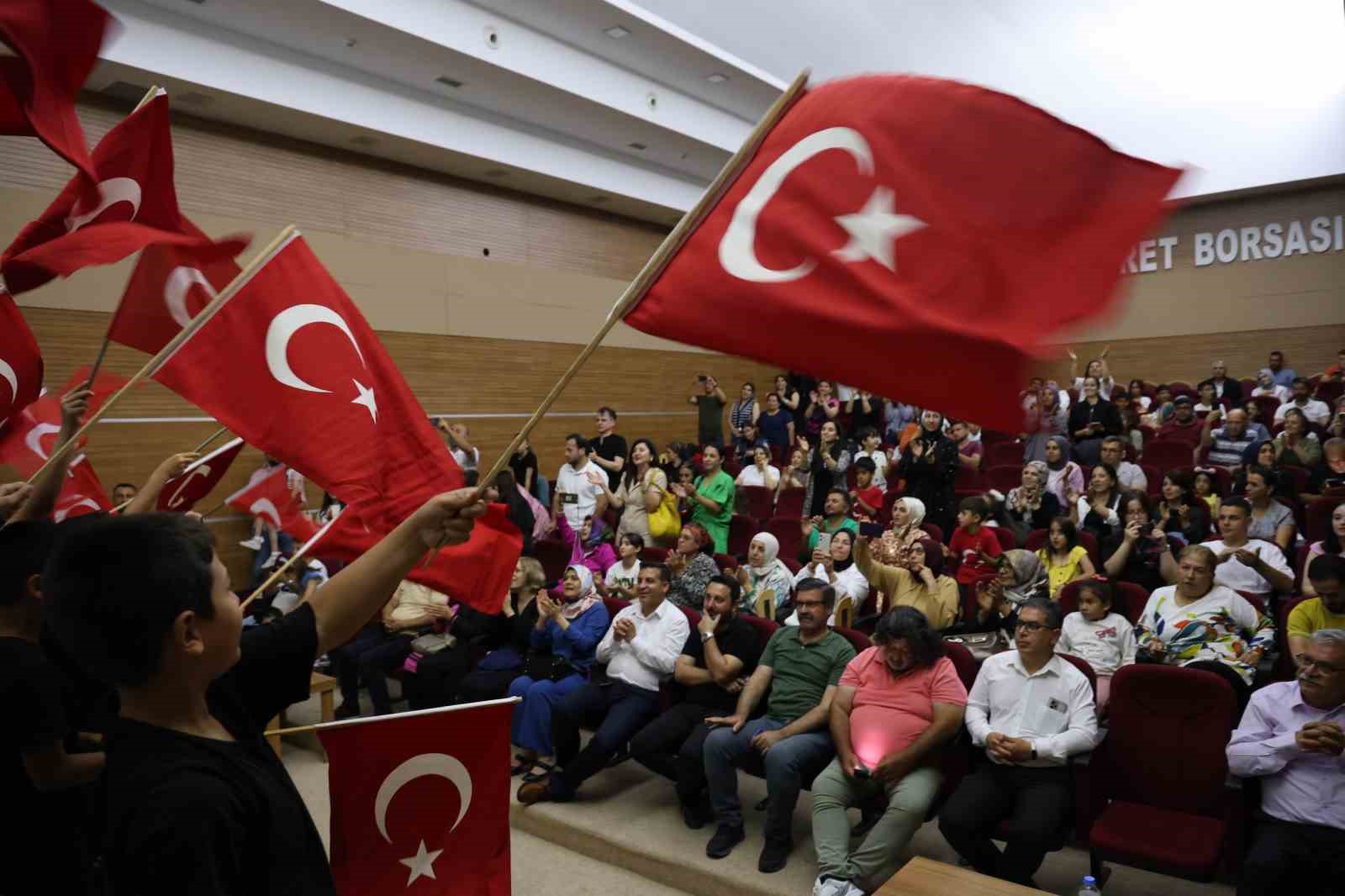 Kozanlı öğrenciler Kozan kurtuluşunu sahnelerine taşıdı
