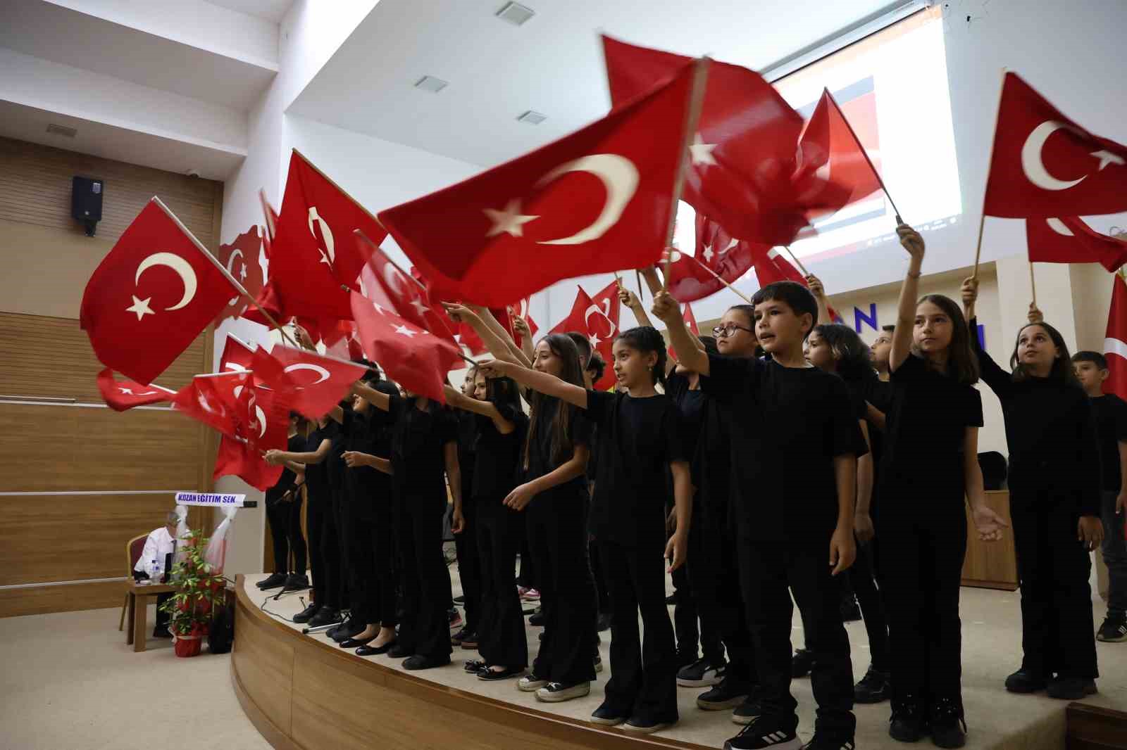 Kozanlı öğrenciler Kozan kurtuluşunu sahnelerine taşıdı
