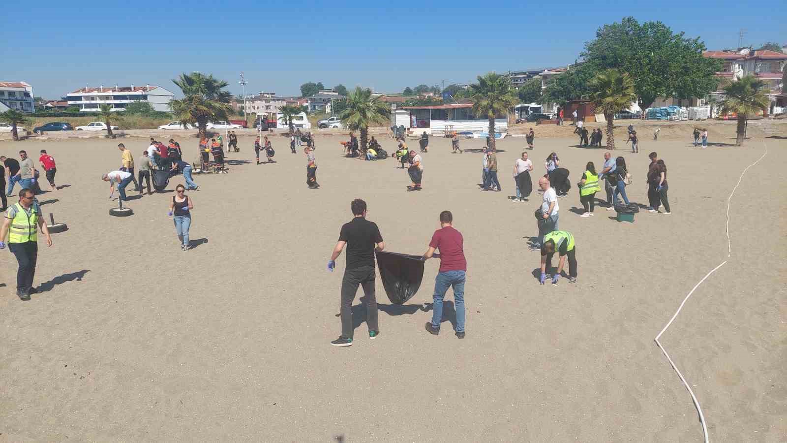 Plajları temizlediler: 1 saate 200 torba çöp çıktı
