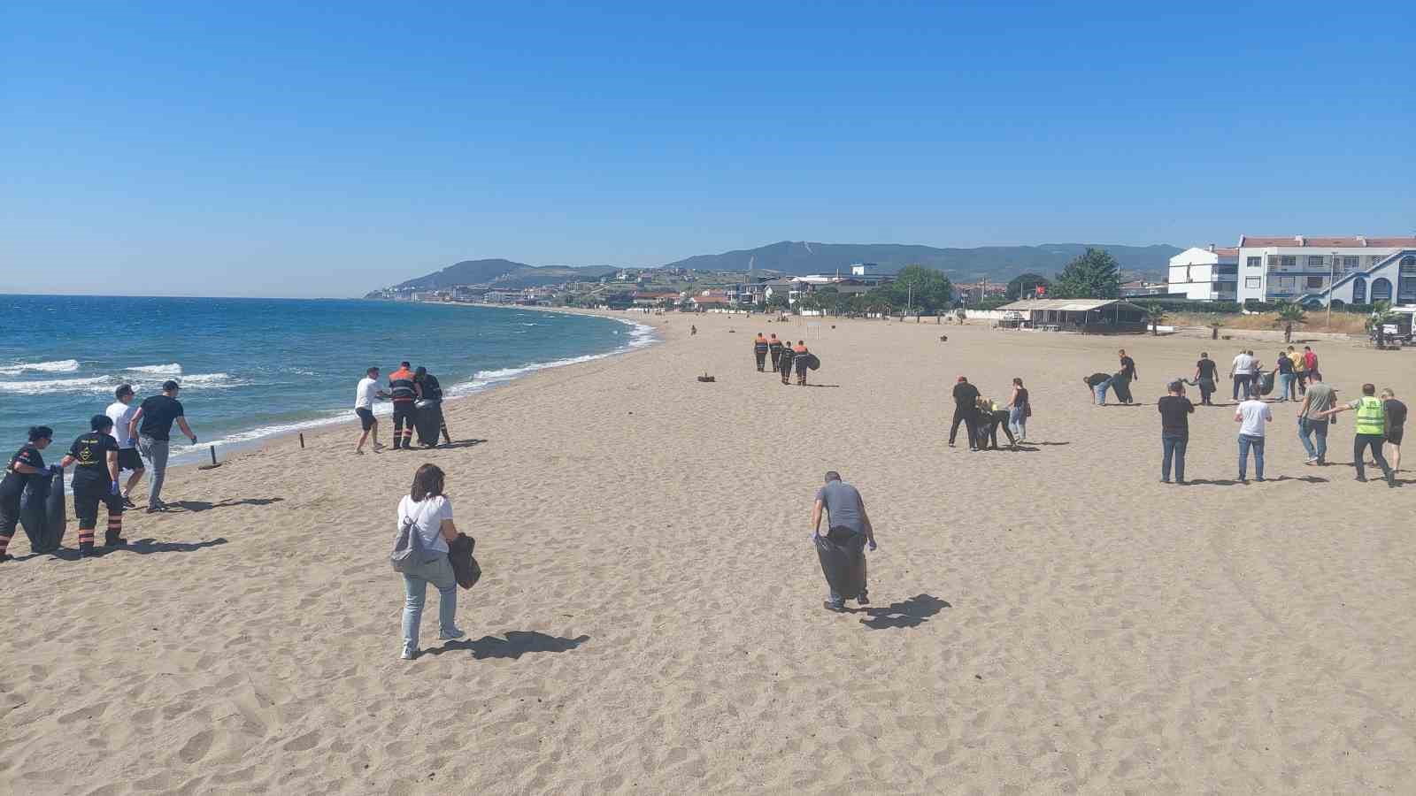 Plajları temizlediler: 1 saate 200 torba çöp çıktı
