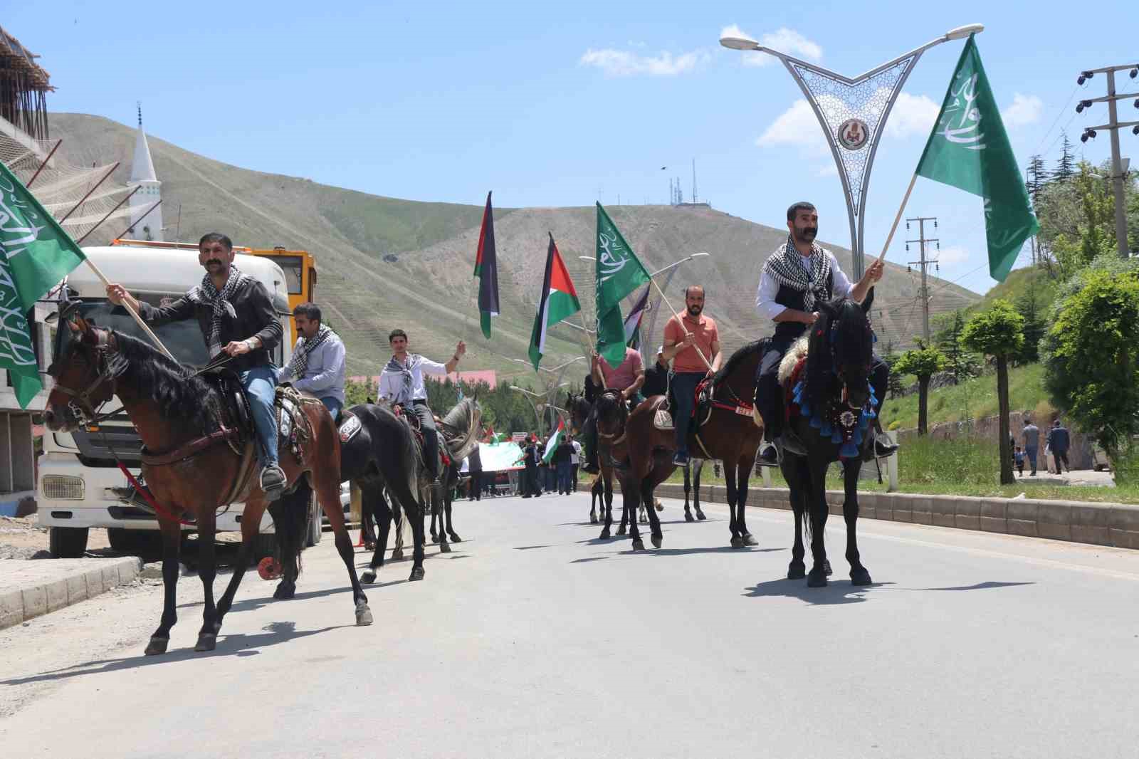 Bitlis’te vatandaşlar Filistin için yürüdü
