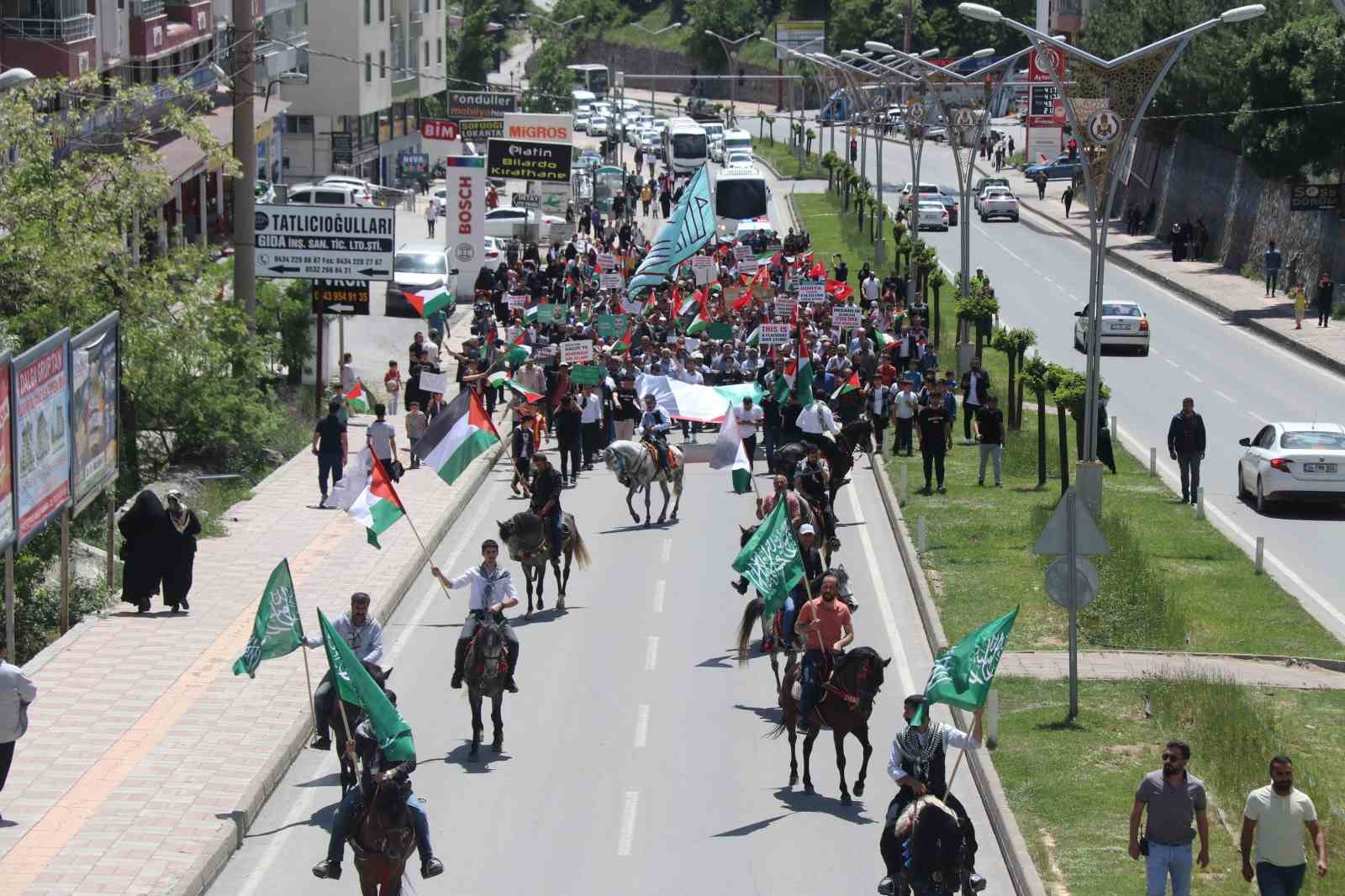 Bitlis’te vatandaşlar Filistin için yürüdü
