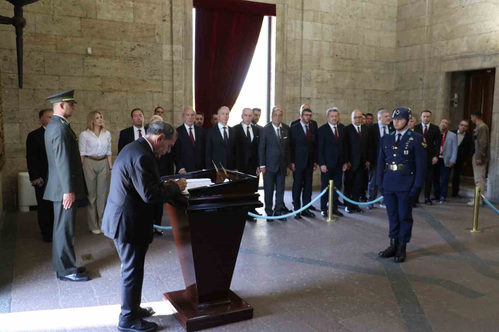 Galatasaray Başkanı Özbek’ten Anıtkabir’e ziyaret
