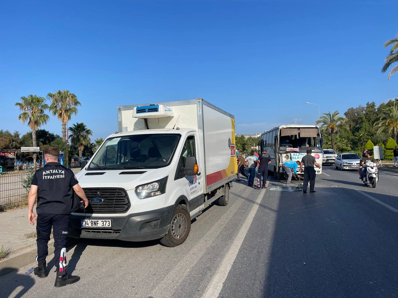 Antalya’da belediye ve otel personelini taşıyan araçlar çarpıştı: 6 yaralı
