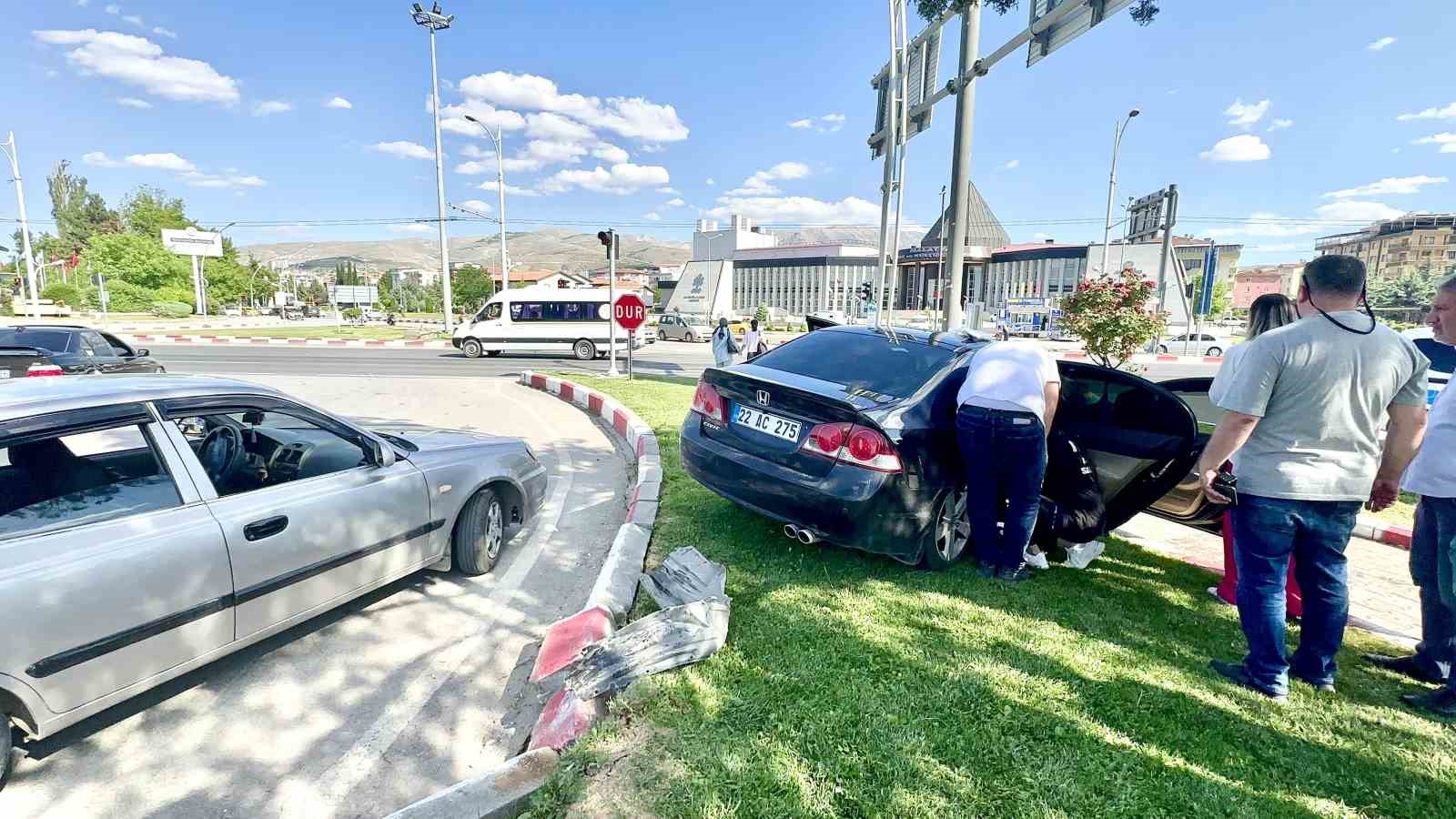 Virajı alamayan sürücü refüje çıktı, 2 yaralı
