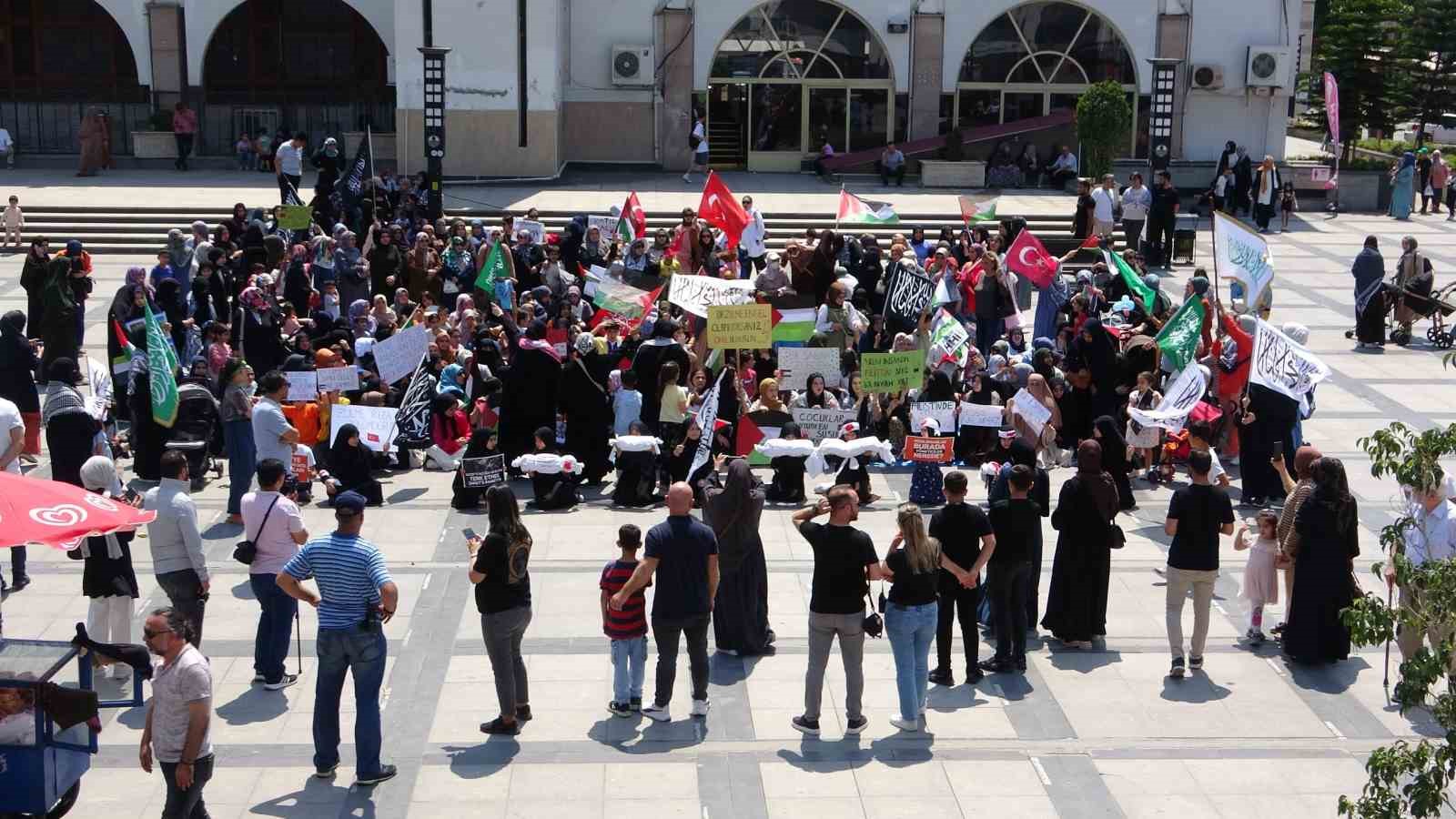 Kadınlar, İsrail’in Gazze’ye yönelik saldırılarını protesto etti
