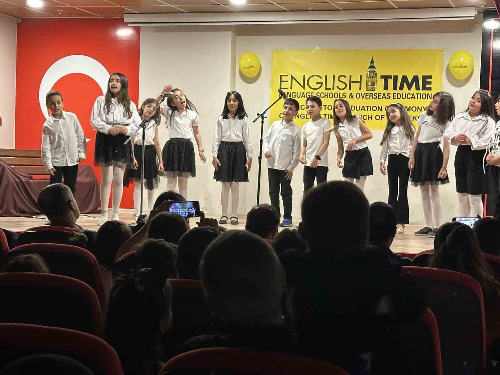 Yüksekova’da öğrenciler, İngilizce oynadıkları tiyatro sonrası sertifikalarını aldı
