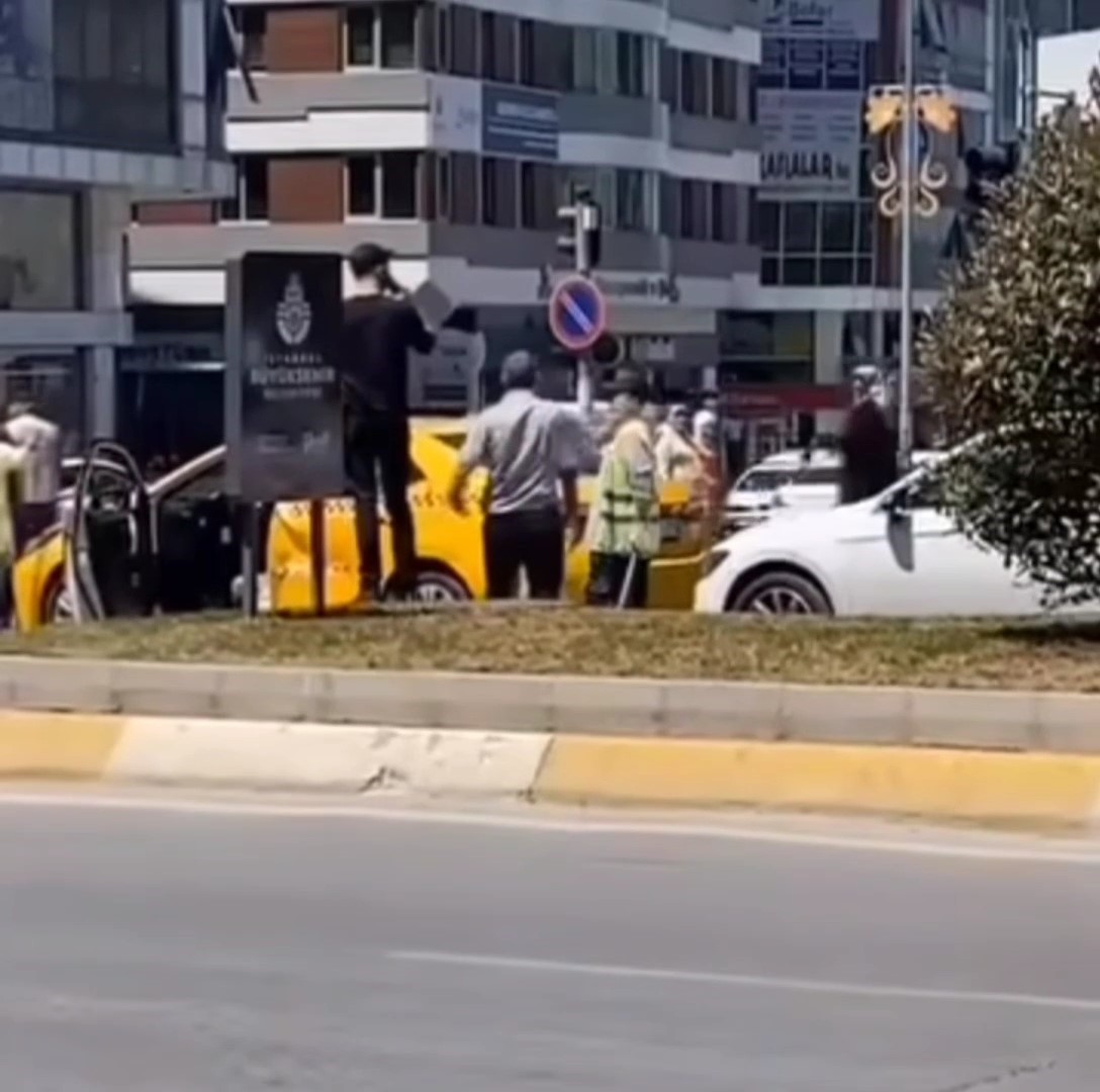 Sultanbeyli’de kaza sonrası sürücüler arasındaki tartışma kameraya yansıdı
