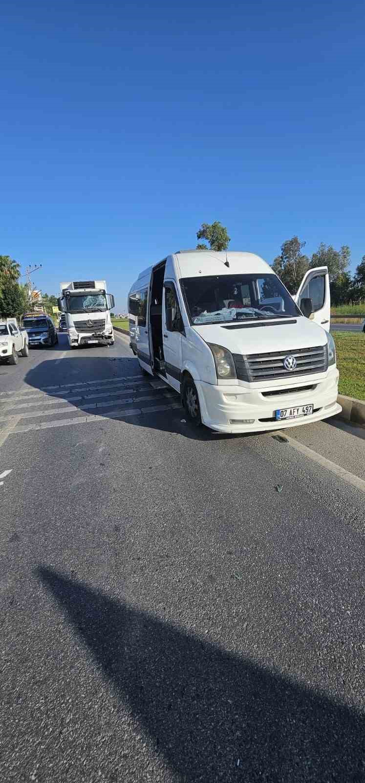 Antalya’da tır ile otel servisi çarpıştı: 8 yaralı
