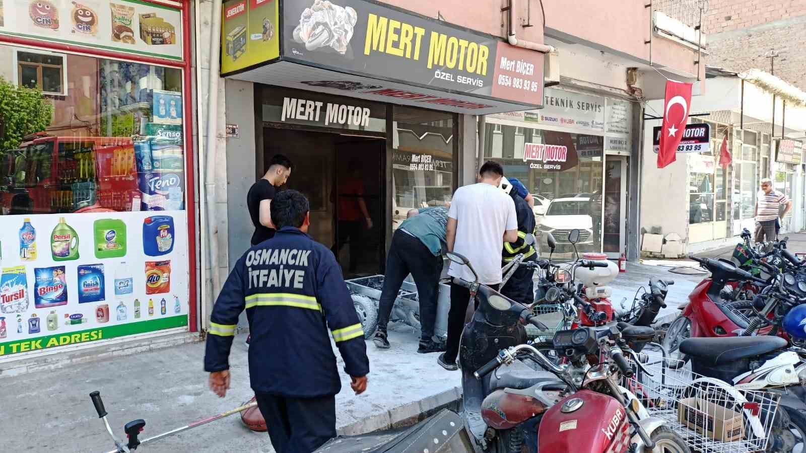 Motosiklet tamirhanesinde yangın paniği
