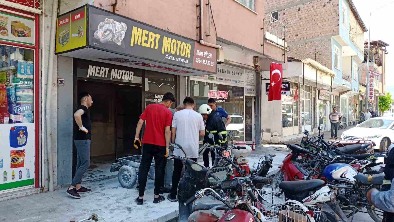 Motosiklet tamirhanesinde yangın paniği
