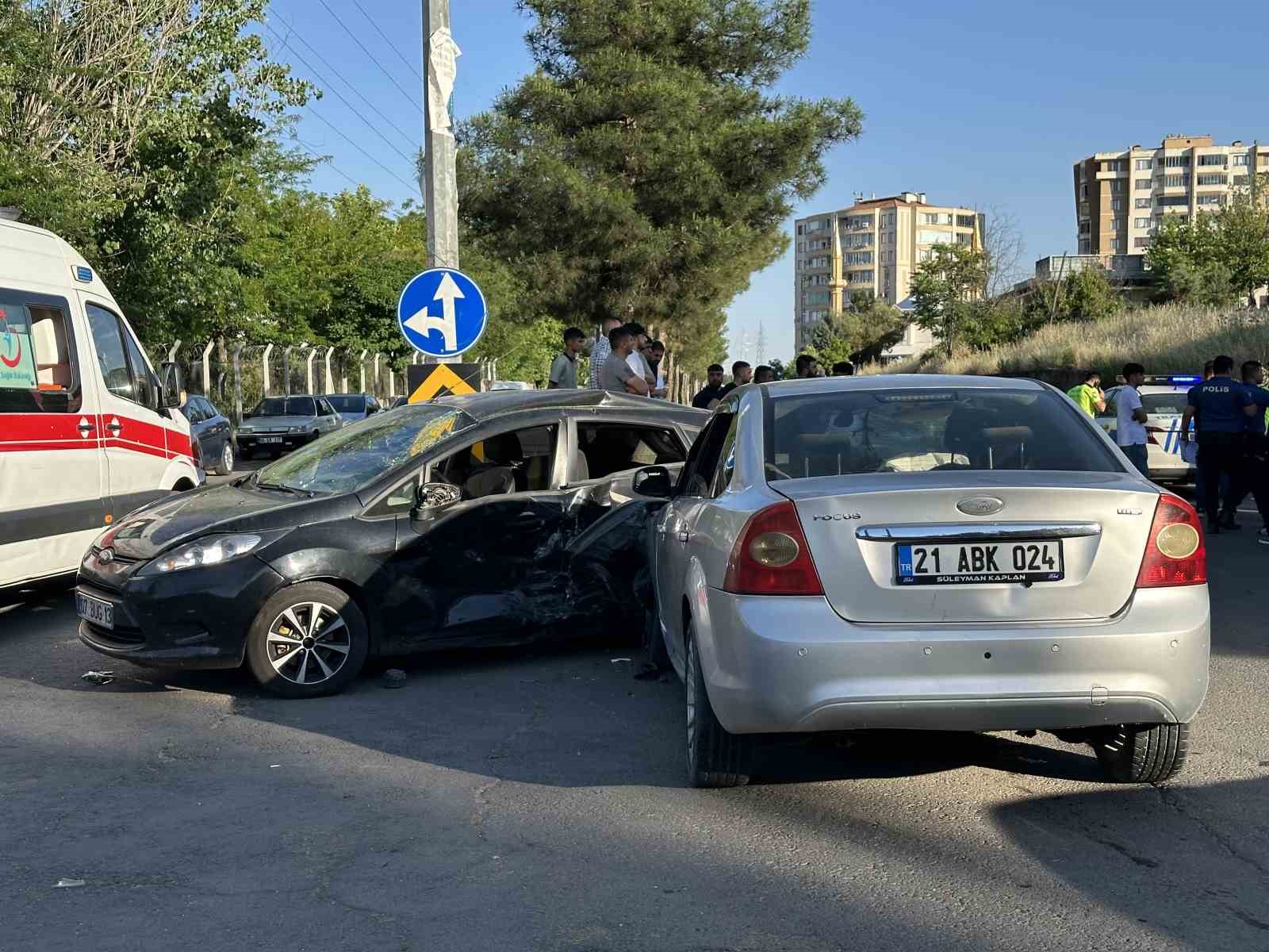 Diyarbakır’da iki otomobil çarpıştı: 2’si çocuk 7 yaralı
