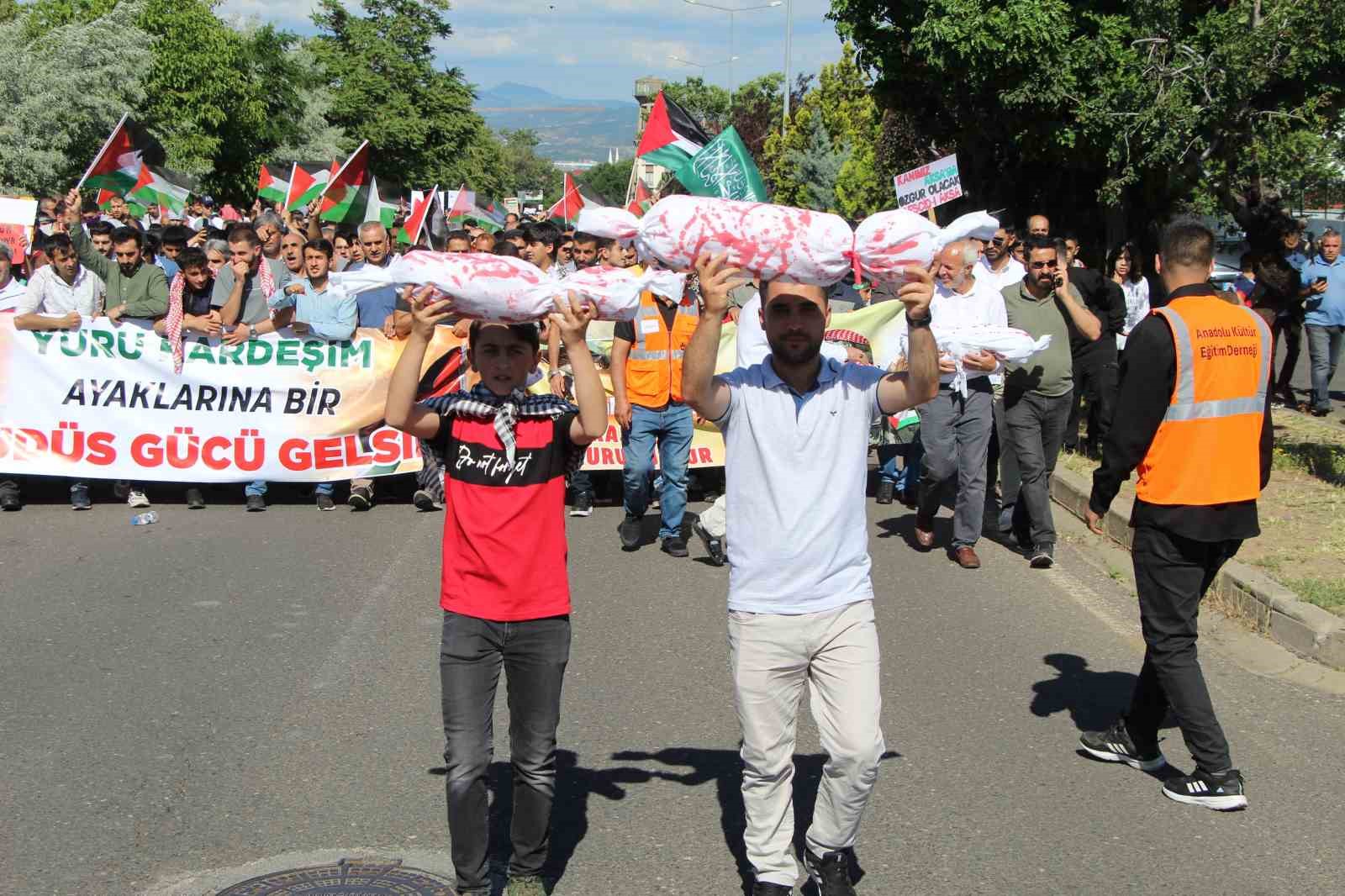 Bingöl’de yaklaşık 15 bin kişi Gazze için yürüdü
