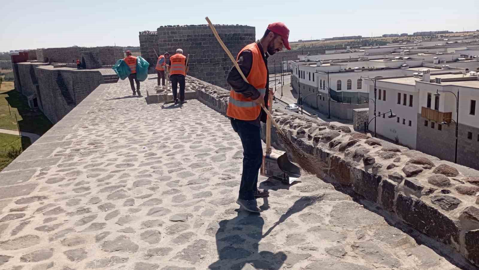 Tarihi surlarda temizlik çalışması sürüyor
