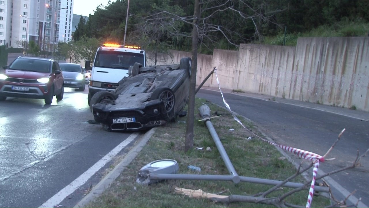 Otomobilin çarptığı direk başka bir aracın üzerine devrildi
