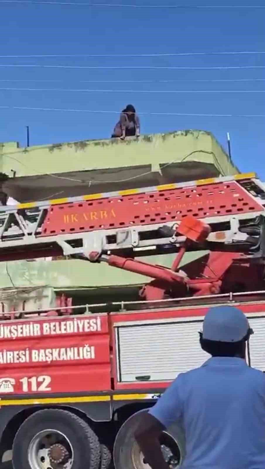 İntihar etmek isteyen kadını itfaiye ekipleri yakaladı, o anlar kamerada
