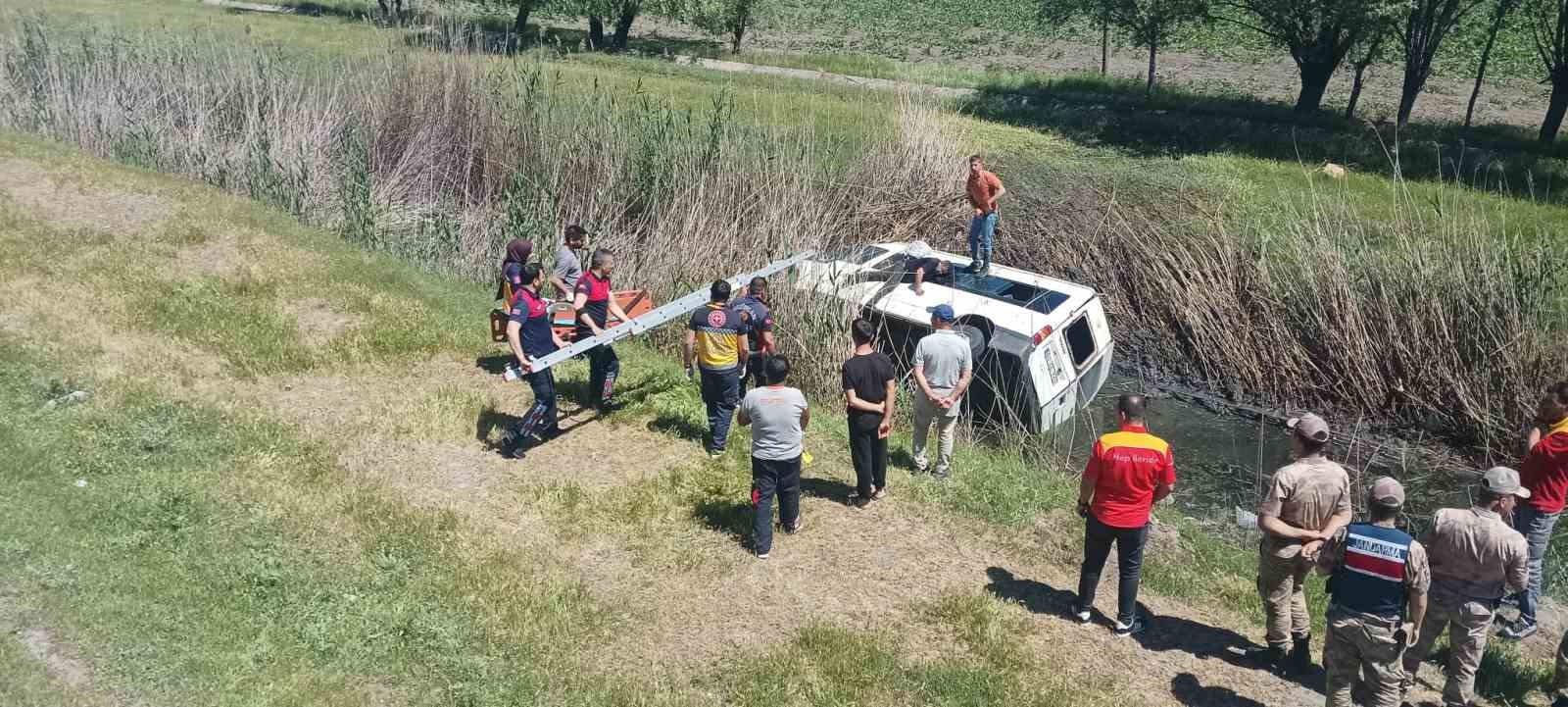 Sulama kanalına uçan minibüsün sürücüsü itfaiye tarafından kurtarıldı
