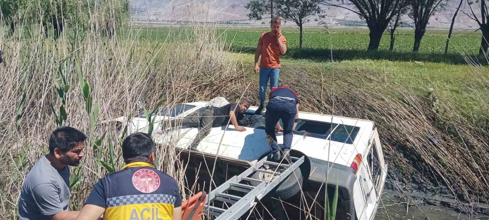 Sulama kanalına uçan minibüsün sürücüsü itfaiye tarafından kurtarıldı
