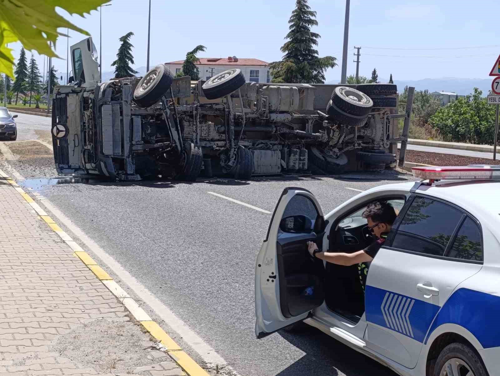 Edremit’te lastiği patlayan tır karayolunu trafiğe kapattı
