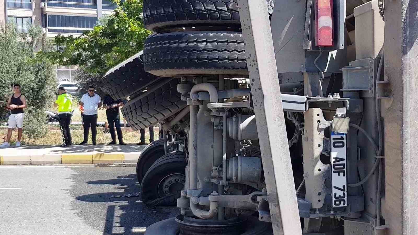 Edremit’te lastiği patlayan tır karayolunu trafiğe kapattı
