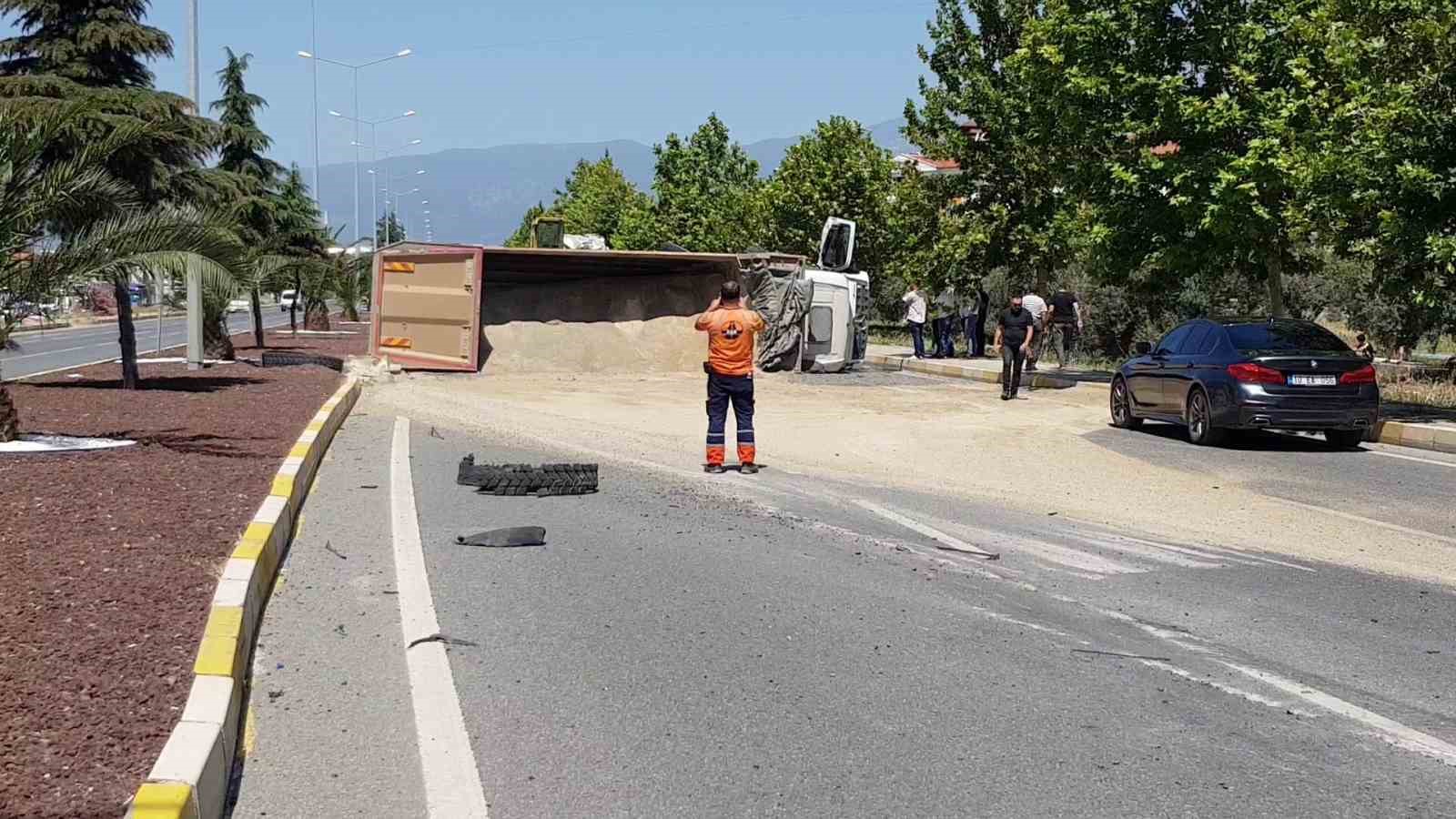 Edremit’te lastiği patlayan tır karayolunu trafiğe kapattı
