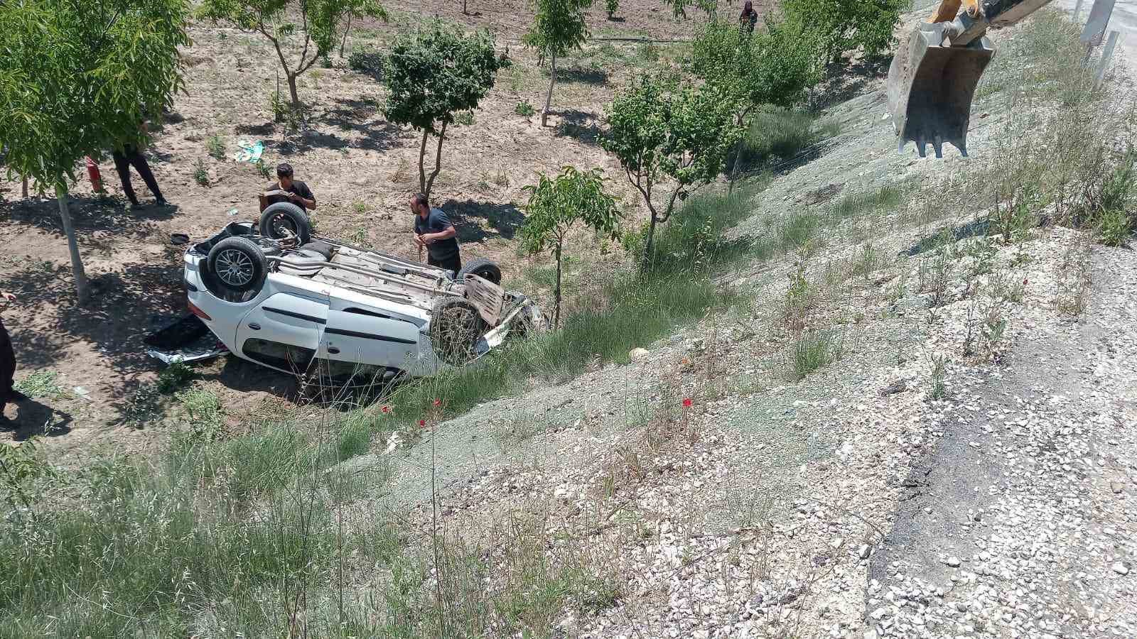 Bilecik’te otomobil şarampole uçtu, 3 kişi yaralandı
