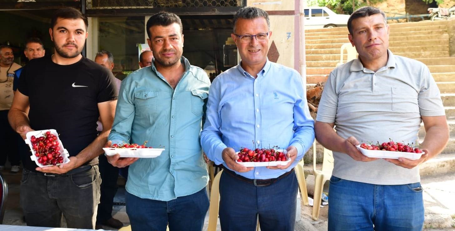 10 dakikada 2 kilo 452 gram kiraz yiyerek altın kazandı
