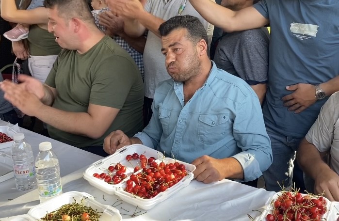 10 dakikada 2 kilo 452 gram kiraz yiyerek altın kazandı
