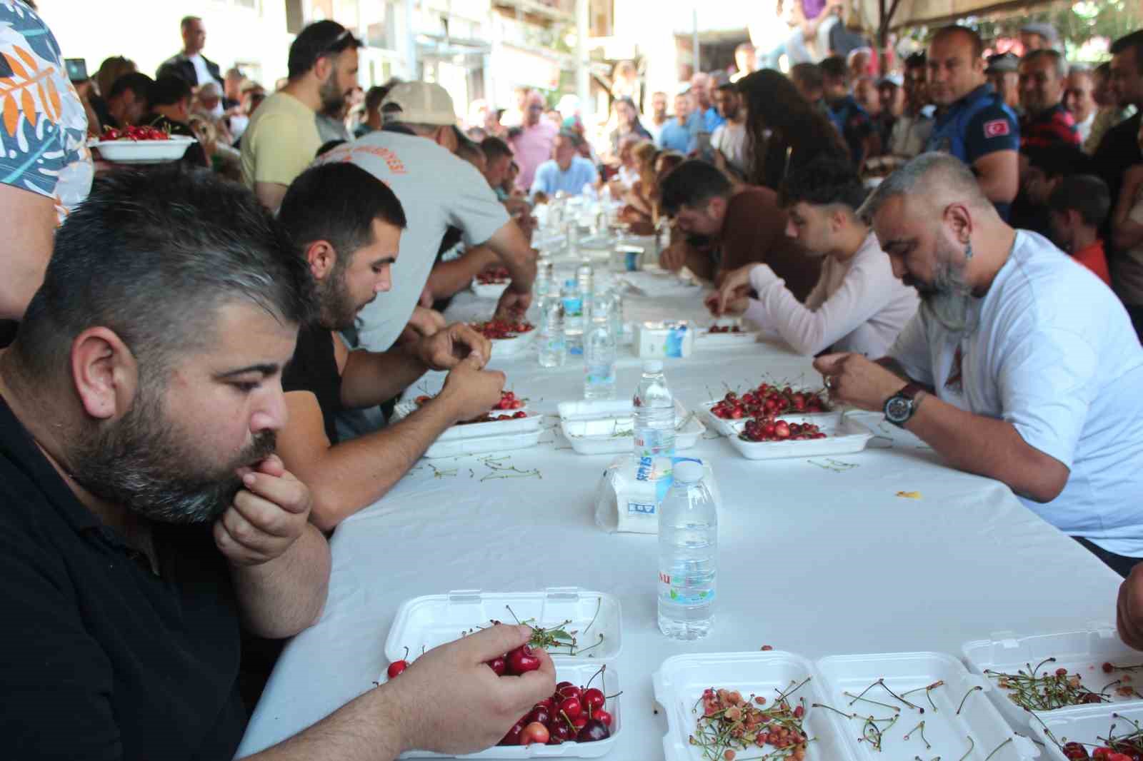 10 dakikada 2 kilo 452 gram kiraz yiyerek altın kazandı
