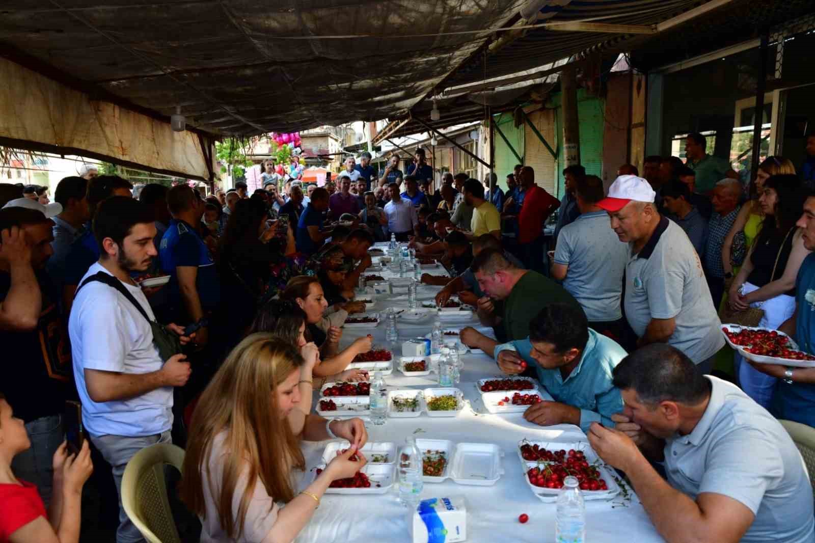 10 dakikada 2 kilo 452 gram kiraz yiyerek altın kazandı
