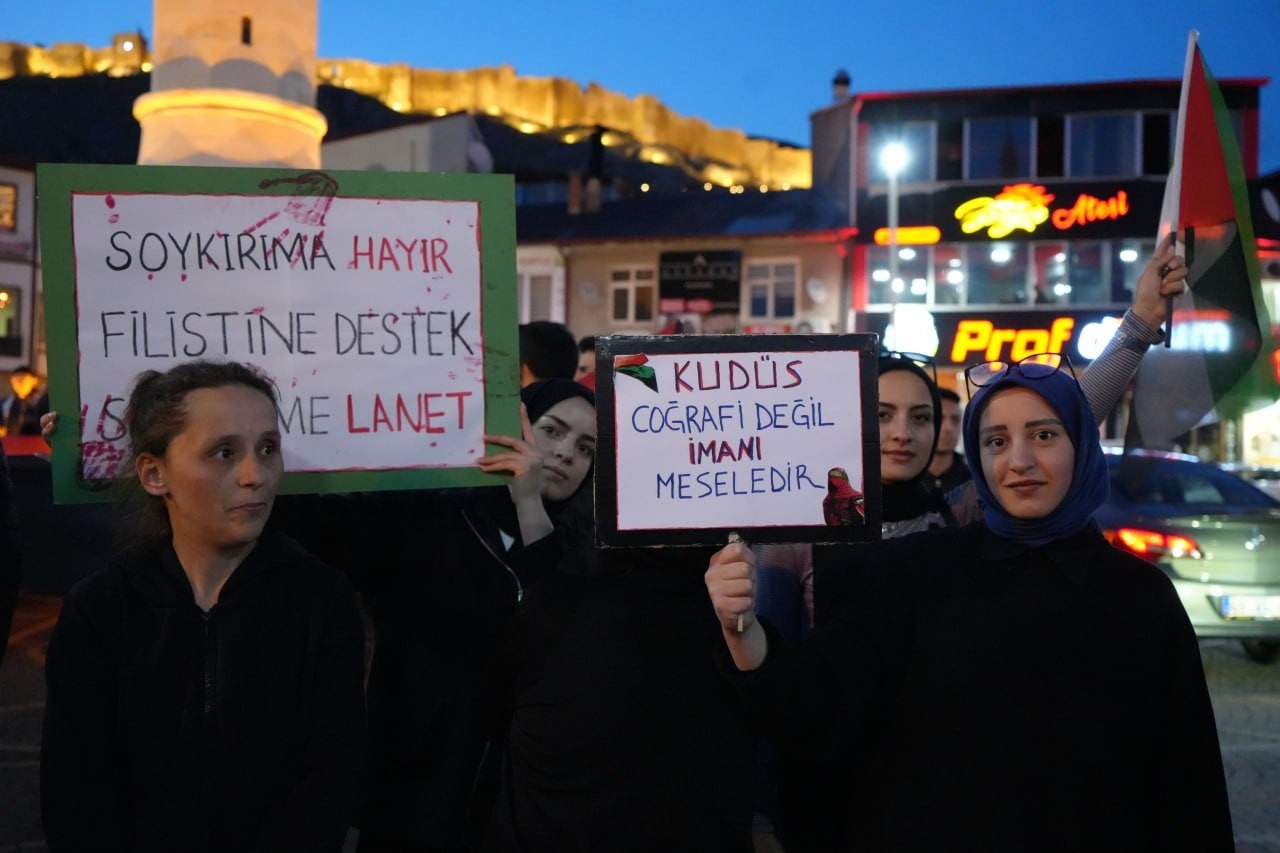 Bayburt’ta ’Filistin’e destek İsrail’e lanet yürüyüşü’ düzenlendi
