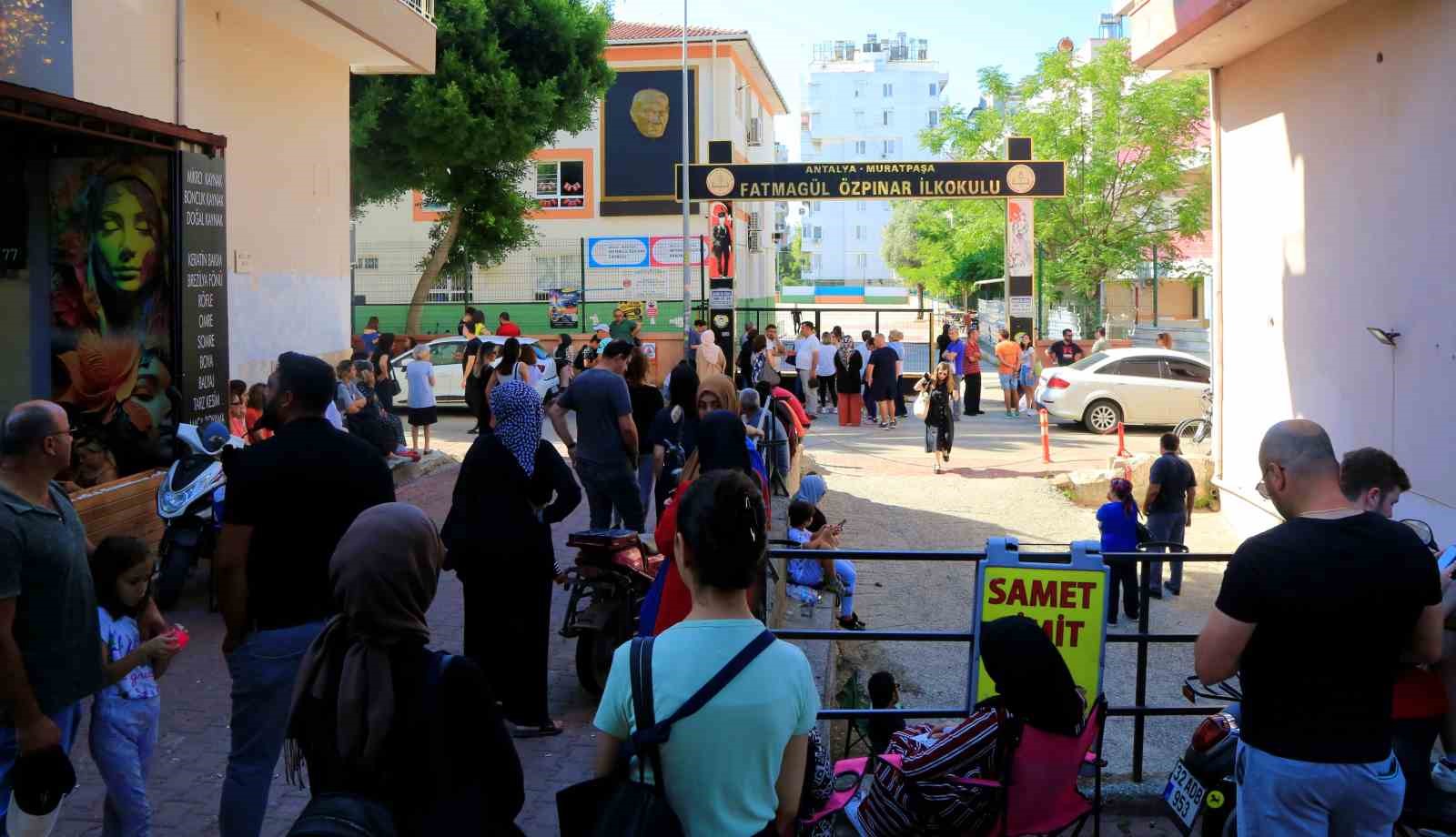 Antalya’da LGS’de öğrenciler içeride veliler dışarda ter döktü
