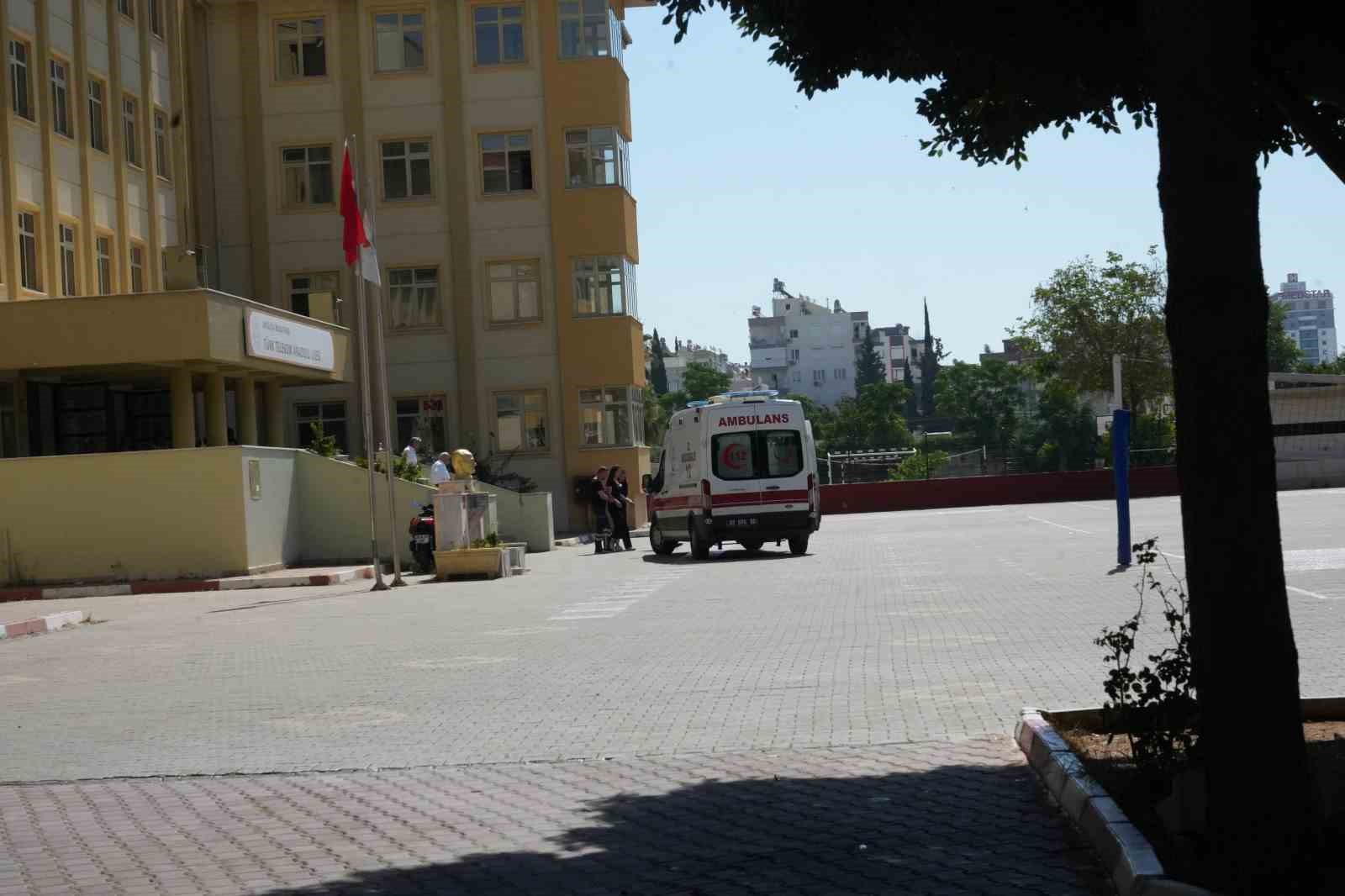 Antalya’da LGS’de öğrenciler içeride veliler dışarda ter döktü
