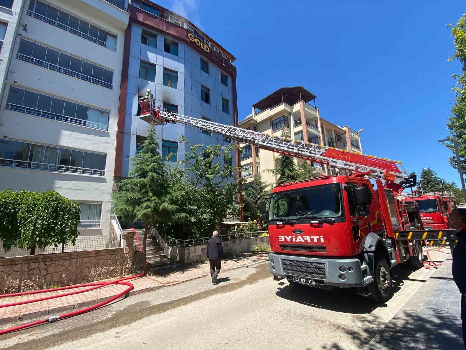 Pansiyonda yangın: Dumandan etkilenen 2 kişi kurtarıldı
